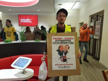 Vendredi 13 décembre, les activistes d'ANV Cop 21 et des Amis de la Terre ont organisé une "conférence de presse pirate" à la Société Générale, impliquée en première ligne dans le financement d'un projet d'exportation de gaz de schiste aux Etats Unis. © Séverine Cattiaux - Place Gre'net