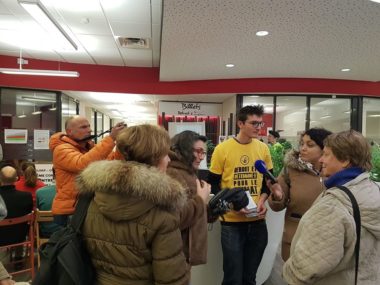 Des militants ont dénoncé un gros projet d’extraction de gaz de schiste de la Société générale.Vendredi 13 décembre, les activistes d'ANV Cop 21 et des Amis de la Terre ont organisé une "conférence de presse pirate" à la Société Générale, impliquée en première ligne dans le financement d'un projet d'exportation de gaz de schiste aux Etats Unis. © Séverine Cattiaux - Place Gre'net
