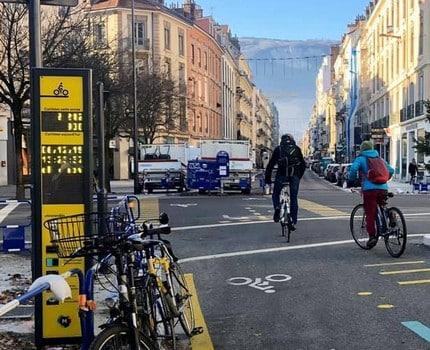 Compteur de vélos, cours Lafontaine. ©Manon Heckmann - placegrenet.fr
