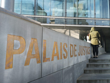 Parvis du palais de justice de Grenoble. © Joël Kermabon - Place Gre'net