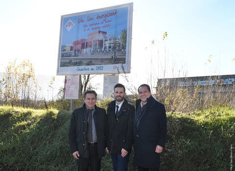 UNE Christian Breuza, directeur général délégué de Territoires 38, David Queiros, maire de Saint-Martin-d'Hères, et Maurice Bansay, pdg d'Apsys. Crédit Ville de Saint-Martin-d'Hères