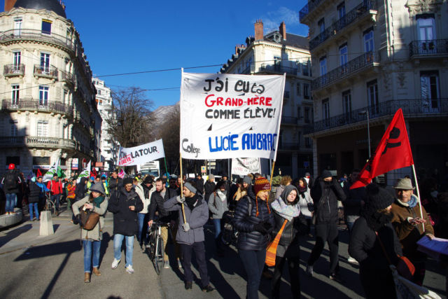 Mobilisation de milliers de manifestants ce 14 janvier à Grenoble contre la réforme des retraites. Les syndicats appellent déjà à un autre défilé jeudi.