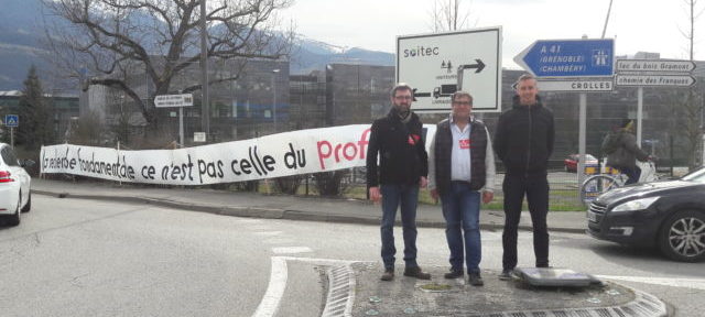 De gauche à droite : Jérémie Giono, secrétaire départemental du PCF, Alain Pianetta, secrétaire de section du PCF Grésivaudan, et Fabrice Lallement, secrétaire de la CGT Soitec, devant les locaux de l'entreprise ce mardi 25 février. © CGT-PCF