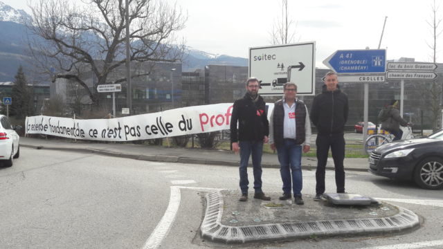 De gauche à droite : Jérémie Giono, secrétaire départemental du PCF, Alain Pianetta, secrétaire de section du PCF Grésivaudan, et Fabrice Lallement, secrétaire de la CGT Soitec, devant les locaux de l'entreprise ce mardi 25 février. © CGT-PCF