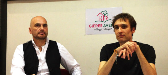 Sylvain Stamboulian (à gauche) et son colistier Timothée Jaussoin, présente la candidature de Gières Avenir Village Citoyen pour les municipales 2020. © Anissa Duport-Levanti