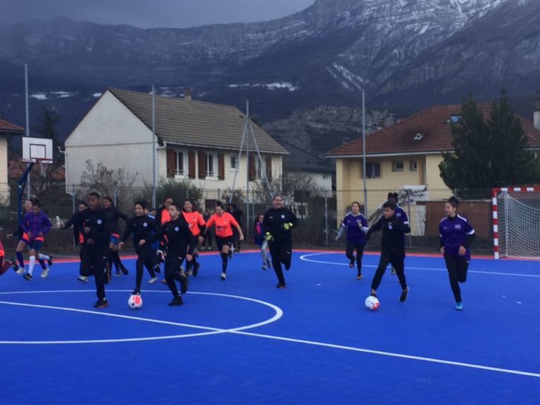 Jeunes jouant au foot sur le nouveau terrain de futsal du stade Auguste Delaune à Echirolles - 26 février 2020 © Ambre Croset