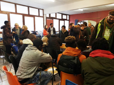 Les jeunes discutent avec leurs soutiens. © Joël Kermabon - Place Gre'net