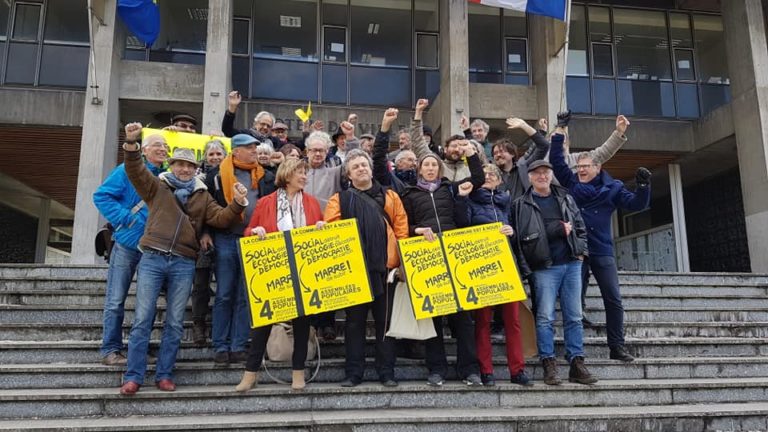 Les colistiers de La commune est à nous ! sur les marches de l'hôtel de ville de Grenoble, vendredi 21 février 2020 © Séverine Cattiaux - Place Gre'net