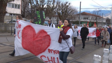 Une manifestation pour « l'amour de l'hôpital public . © Joël Kermabon - Place Gre'net