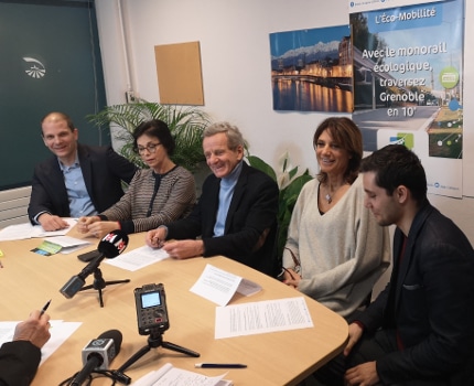 Alain Carignon entouré de membres de la Société civile et des citoyens lors de la présentation des propositions pour la démocratie locale. © Joël Kermabon - Place Gre'net
