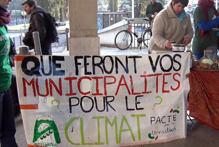 Des militants d'Alternatiba interpellent élus et candidats aux municipale devant le siège de la Métropole. © Joël Kermabon - Place Gre'net