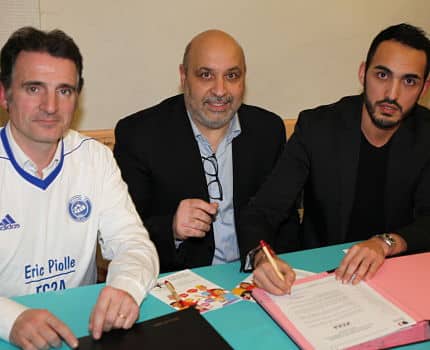 Eric Piolle, maire de Grenoble, Waleb Kismoune, vice-président du Football club Allobroges Asafia et Mohamed Djerbi, président de la Licra Grenoble Isère lors de la signature de la charte contre l'homophobie. © FC2A
