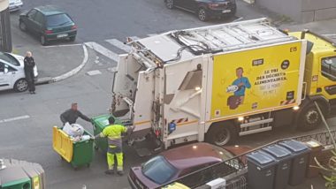 Pour récompenser leur dévouement et face au risque d’attraper le covid-19, Force ouvrière réclame la prime Macron pour les éboueurs Métropole de Grenoble.Camion de tri de déchets, circulant à Grenoble, fin mars 2020, pendant l'épidémie de coronavirus © Séverine Cattiaux - Place Gre'net