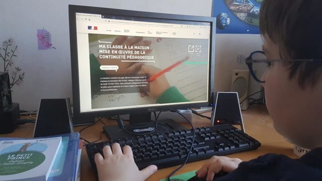 Epidémie de coronavirus oblige, écoliers, collégiens, lycéens, étudiants sont confinés à la maison et suivent leurs cours et apprentissages à distance © Séverine Cattiaux - Place Gre'net