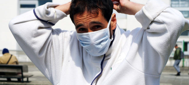 24 membres du personnel hospitalier du CHU de Grenoble ont été contaminés par le coronavirus. © Anissa Duport-Levanti - Place Gre'net