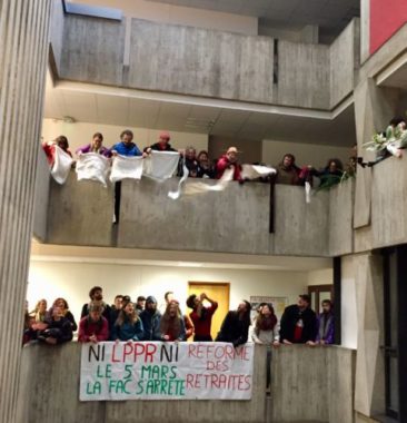 Les enseignants-chercheurs ont rendu leurs tabliers dans les bureaux de la Présidence de l'UGA, lors de la mobilisation contre la LPPR, jeudi 5 mars 2020 © Ambre Croset