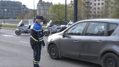Les fonctionnaires sont dotés de masques et respectent les gestes barrière. © Joël Kermabon - Place Gre'net