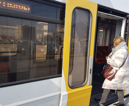 Pour faire face à la baisse du trafic, les bus et tram avaient à Grenoble réduit leur offre et leur amplitude horaire. Zappant certains usagers.