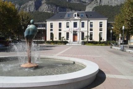 A Crolles, mis en difficulté par son ex-adjointe, le maire sortant, socialiste, s'allie avec le candidat divers-droite pour le second tour des municipales.