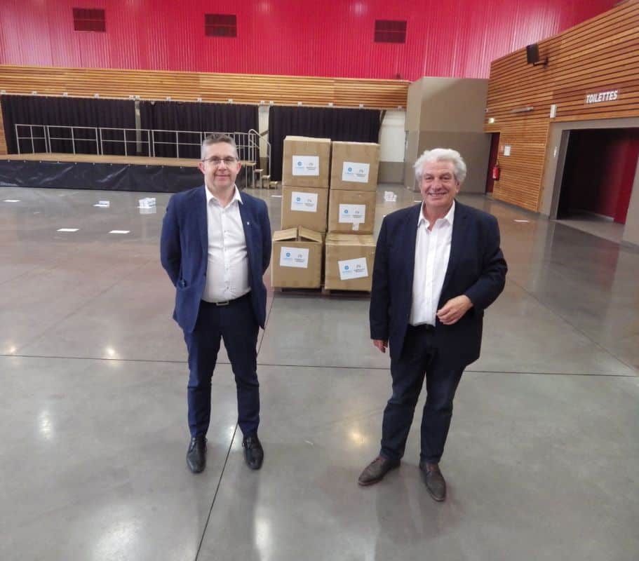 Christophe Ferrari et Renzo Sulli étaient présents ce mercredi à Echirolles lors de la réception d'une importante commande de masques. 120 000 masques chirurgicaux et FFP2 que se partageront agents communaux et métropolitains. Crédit : Thomas Courtade - Place Gre'net