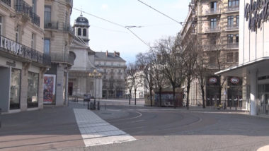 Covid-19 : Agilybox, une plateforme d'entraide pour les collectivités locales de l'Isère… et d'ailleurs.La rue Félix-Poulat désertée en pleine période de confinement. ©Joël Kermabon - Place Gre'net