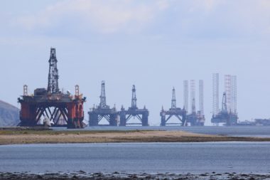 Forages pour trouver du pétrole. DR