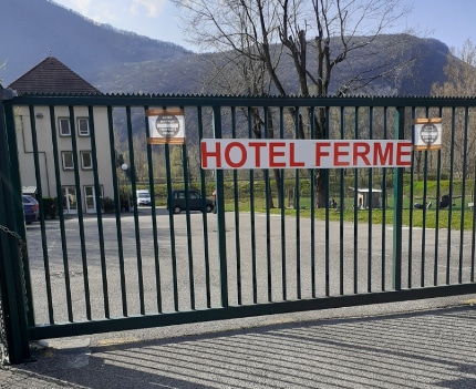 Le portail d'entrée du centre d'hébergement de Voreppe. © collectif Lutte hébergement