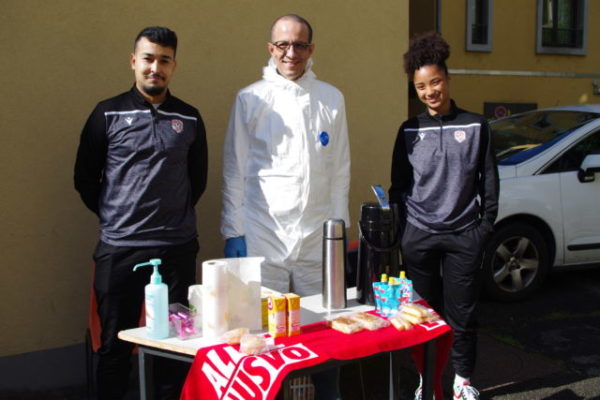 Hocime Boudissa, président du club de football USVO, et ses bénévoles du jour pour le petit déjeuner : Hichem, 25 ans et Louana, 19 ans. © Anissa Duport-Levanti - Place Grenet