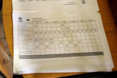 En parallèle de l'accueil pour se laver, les agents des douches municipales aiguillent vers des structures qui proposent d'autres aides. © Anissa Duport-Levanti - Place Grenet