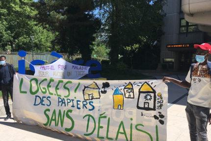 Action de jeunes majeurs étrangers devant l'Hôtel du département de l'Isère.© Droit au logement de l'Isère.
