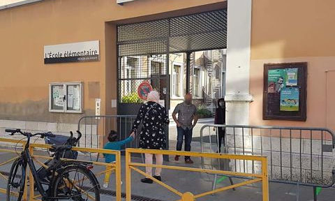 COUV Rentrée des élèves à l'école Menon, abords piétonisés, mardi 19 mai © Séverine Cattiaux - Place Gre'net