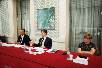 Lionel Beffre, préfet de l'Isère entouré de Aymeric Bogey, délégué de l'ARS pour l'Isère et de Viviane Henry, directrice académique lors de la présentation du plan de déconfinement en Isère. © Joël Kermabon - Place Gre'net