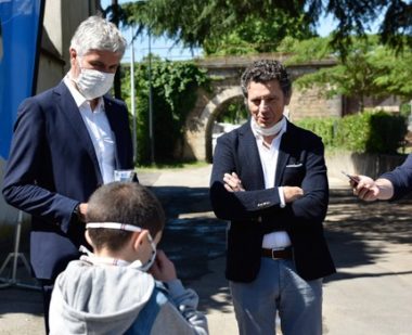 Laurent Wauquiez lors d'une opération de distribution de masques aux écoliers, à Vienne. DR