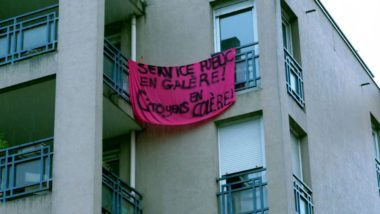 Une banderole accrochée à des fenêtre ce 1er mai 2020. © Anissa Duport-Levanti