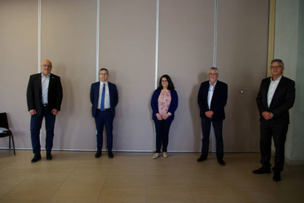 De gauche à droite : Philippe Tiersen, président de la CMAI. Christophe Ferrari, président de la Métro. Marie-José Salat, 14e vice-présidente de la Métro. Guy Jullien, conseiller délégué à l'artisanat. Gérard Poncet, membre du Bureau de la CCI. © Anissa Duport-Levanti - Place Gre'net
