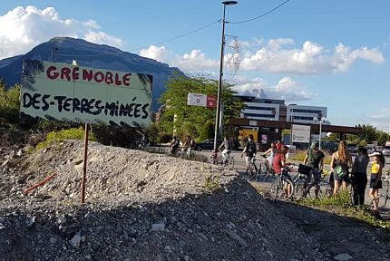 COUV La vélorution contre la réintoxication du monde sur le site des fiches Neyrpic où devrait démarrer la construction d'un grand centre commercial financé par le promoteur Apsys, mercredi 17 juin 2020 © Séverine Cattiaux- Placegrenet.fr