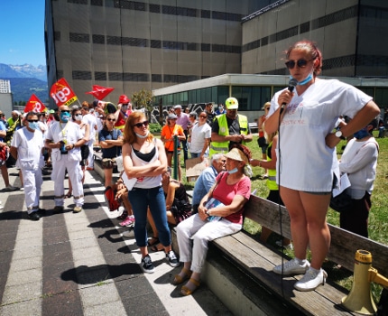 Prises de parole des soignants sur le parvis Belledonne du CHU de Grenoble.© Joël Kermabon - Place Gre'net