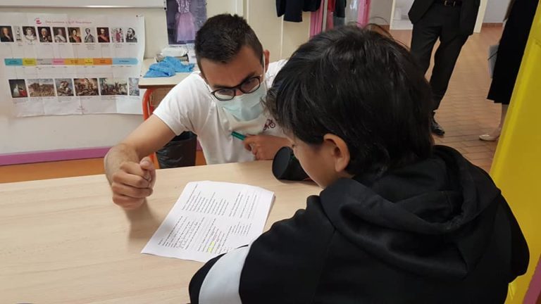 Enseignant portant un masque à l'école Les Genêts pendant le déconfinement juin 2020 © Séverine Cattiaux - Place Gre'net