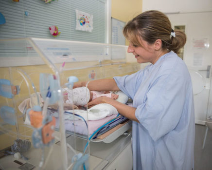 En plein Ségur de la santé, la décision du CHU de Grenoble de transférer un poste de la maternité vers un autre service passe mal auprès du personnel.