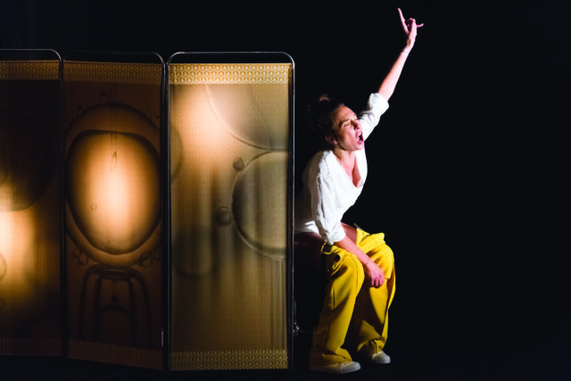 Charlotte des Georges dans La Reine des abeilles © Théâtre en rond