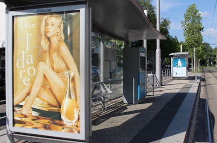 A Grenoble, Paysages de France lance un ultimatum à Eric Piolle. Pourqu'il retire ou s'engage à le faire, la publicité numérique des abribus.