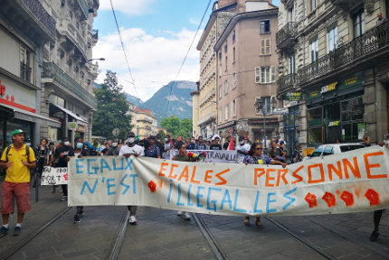 Les jeunes majeurs étrangers ont à nouveau manifesté dans Grenoble ce mercredi 1er juillet 2020. © Joël Kermabon - Place Gre'net