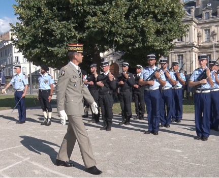 Le général Hervé de Courrèges passant les troupes en revue lors du 14 juillet 2020. © Joël Kermabon - Place Gre'net