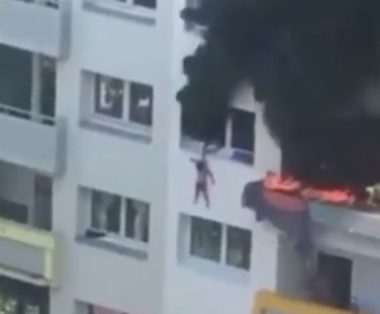 Les sauveteurs ont rattrapé les enfants après une chute de quinze mètres dans le vide. Source : vidéo de Souhaila Saidi