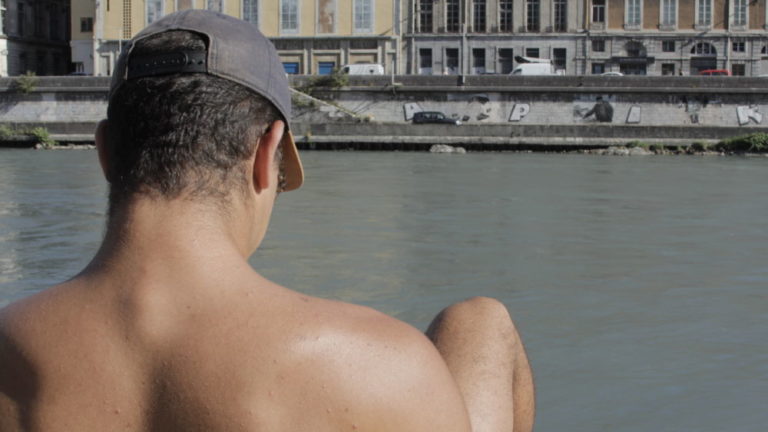 Lecture sous le soleil aux quais Saint Laurent