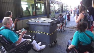 Une poubelle gêne en plein milieu du trottoir. © Joël Kermabon - Place Gre'net