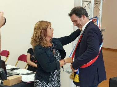 Remise de l'écharpe au maire Eric Piolle après l'élection au conseil municipal de Grenoble