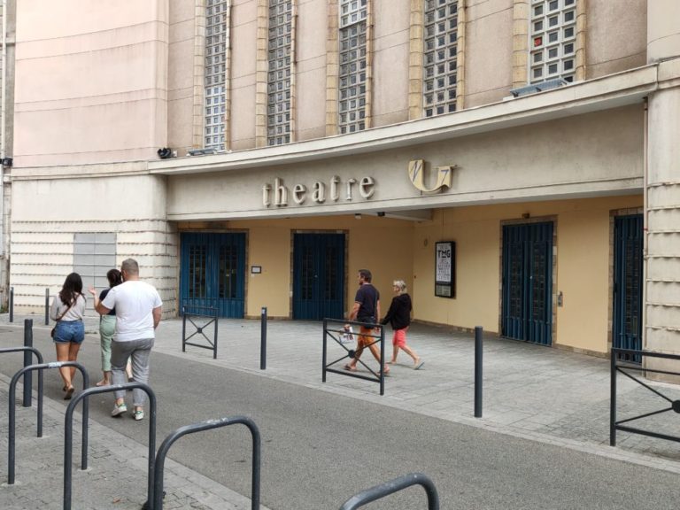 Cinq euros au lieu de dix: Grenoble réduit de moitié le tarif solidaire dans ses théâtres municipaux