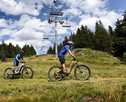La coopérative de montagne Sherpa équipe ses magasins en bornes de recharge pour VAE