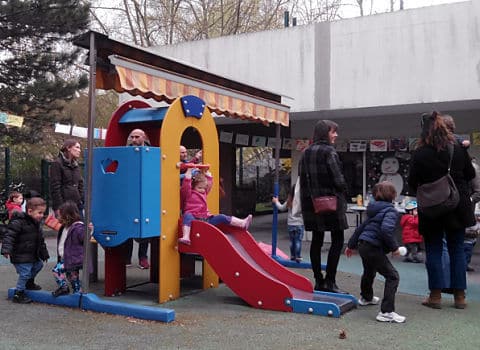 Manifestation culturelle internationale Arts Plastiques / parents enfants "La Grande Lessive" au sein de la crèche Mutualité à Grenoble le 23 mars 2017. © Paul Turenne - placegrenet.fr